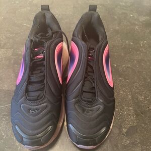 Women 6.5 Air Max 720 black laser fuchsia.